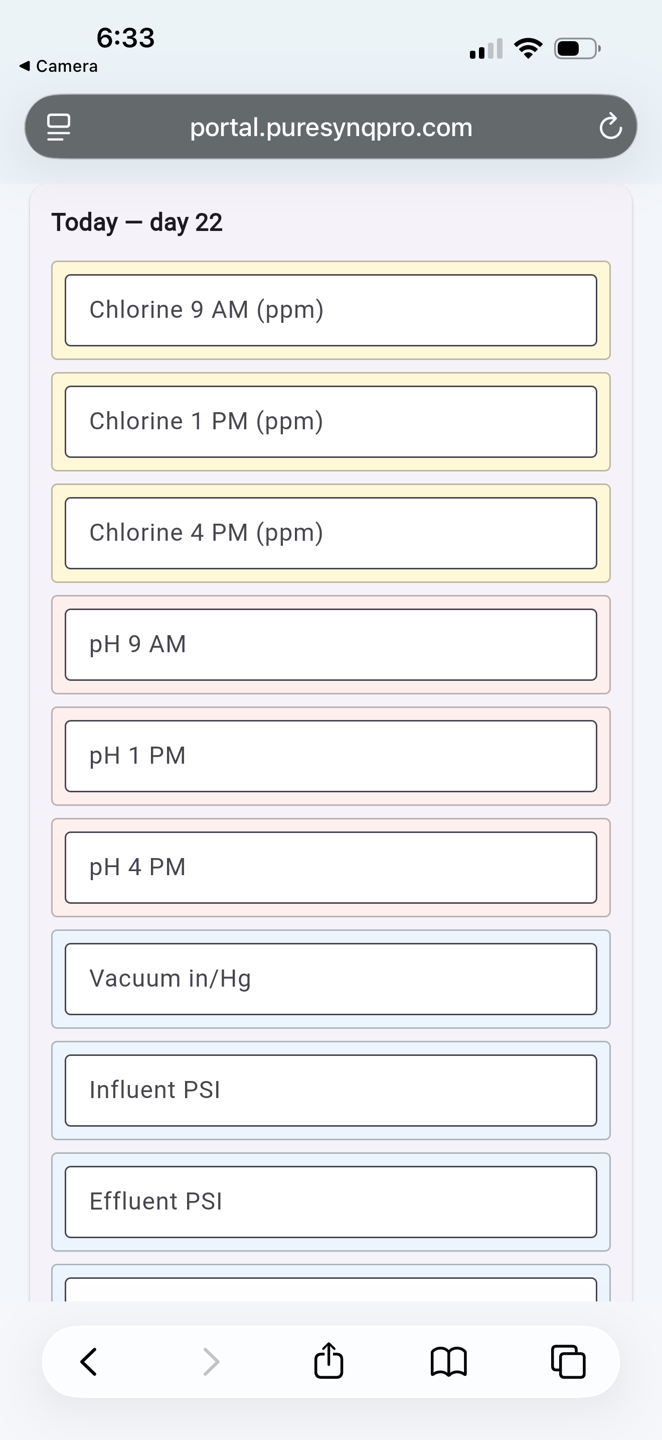 The pool log form opened by scanning the QR: chlorine and pH at 9 AM, 1 PM and 4 PM, vacuum and filter pressure